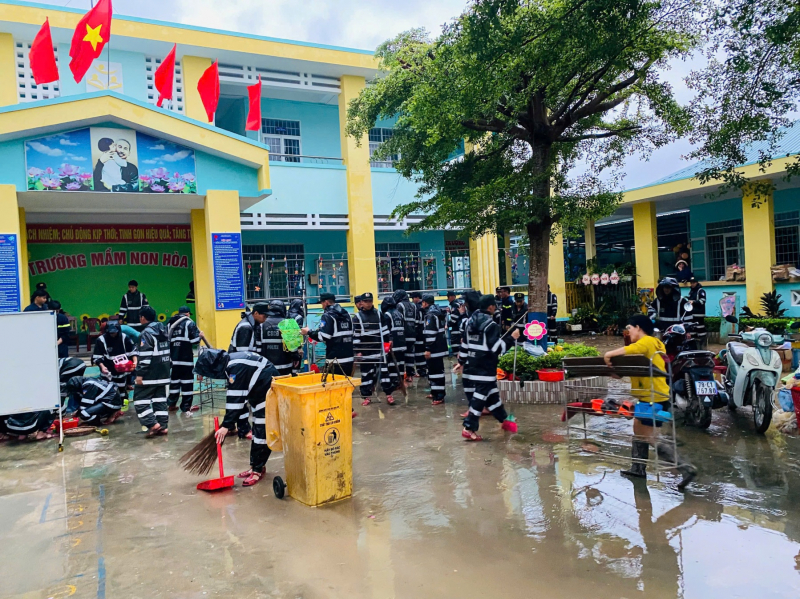 Công an TP Hồ Chí Minh cử hơn 500 cán bộ chiến sĩ đến các tỉnh giúp người dân vùng lũ -0