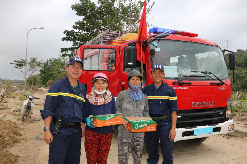 Công an TP Hồ Chí Minh cử hơn 500 cán bộ chiến sĩ đến các tỉnh giúp người dân vùng lũ -4