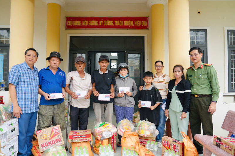 Công an Gia Lai kêu gọi được hàng ngàn suất quà cho bà con vùng lũ -0