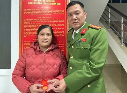 Terlupa hampir setengah tael emas dalam pakaian amal, dikembalikan dalam masa -0