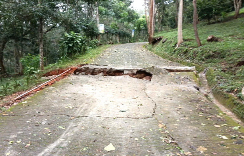 A domb hatalmas darabokban tört szét, több tucat háztartást kényszerítve arra, hogy biztonságba meneküljön -0