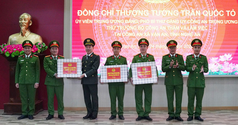 Thứ trưởng Trần Quốc Tỏ thăm, làm việc tại Công an xã Vạn An và Công an phường Trường Vinh -0