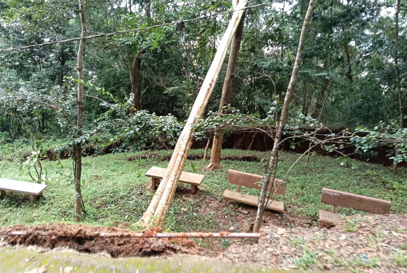 A domb hatalmas darabokban tört szét, több tucat háztartást kényszerítve arra, hogy biztonságba meneküljön -0