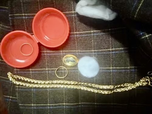 Terlupa hampir setengah tael emas dalam pakaian amal, dikembalikan dalam masa -0