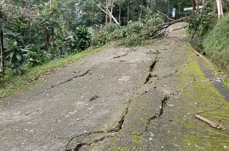 A domb hatalmas darabokban tört szét, több tucat háztartást kényszerítve arra, hogy biztonságba meneküljön -0