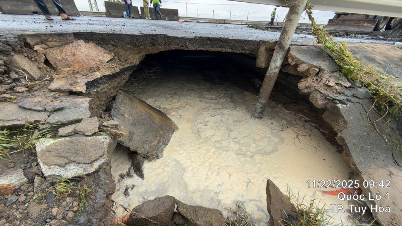 ຕອນເຊົ້າວັນທີ 24 ພະຈິກ: ເສັ້ນທາງຫຼວງແຫ່ງຊາດ ຍັງມີການສັນຈອນຕິດຂັດ 15 ຄັນ, ທາງລົດໄຟບໍ່ສາມາດແກ້ໄຂໄດ້ໝົດ -0.