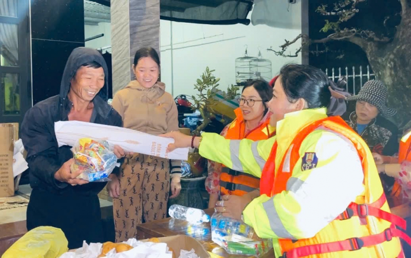 Công an Gia Lai kêu gọi được hàng ngàn suất quà cho bà con vùng lũ -0