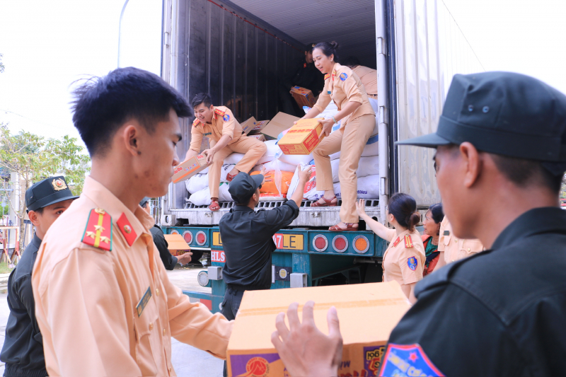 Công an Gia Lai kêu gọi được hàng ngàn suất quà cho bà con vùng lũ -1