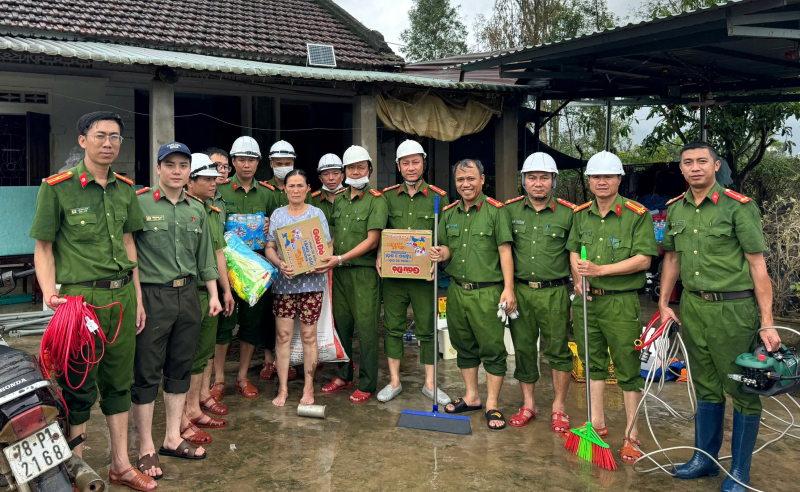 Lũ lụt đi qua, tình quân dân ở lại -0