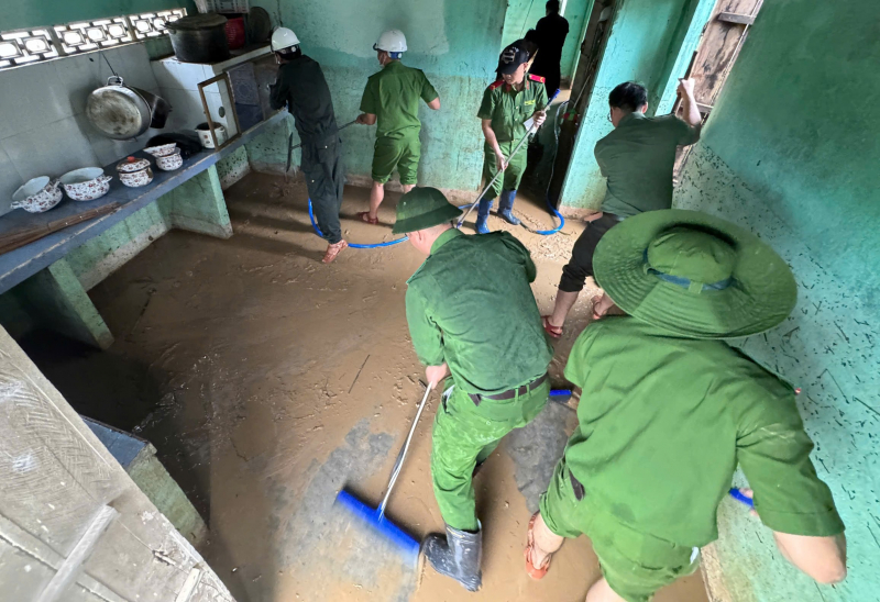 Lũ lụt đi qua, tình quân dân ở lại -0