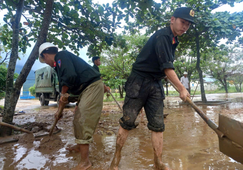 Lũ lụt đi qua, tình quân dân ở lại -0