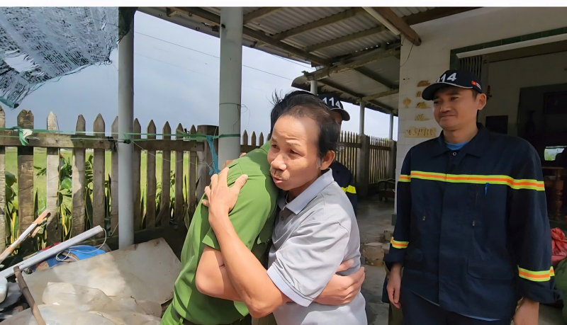 Chuyện cảm động về 22 cán bộ, chiến sĩ bỗng nhiên “mất tích” vì mãi lo cứu hộ -0