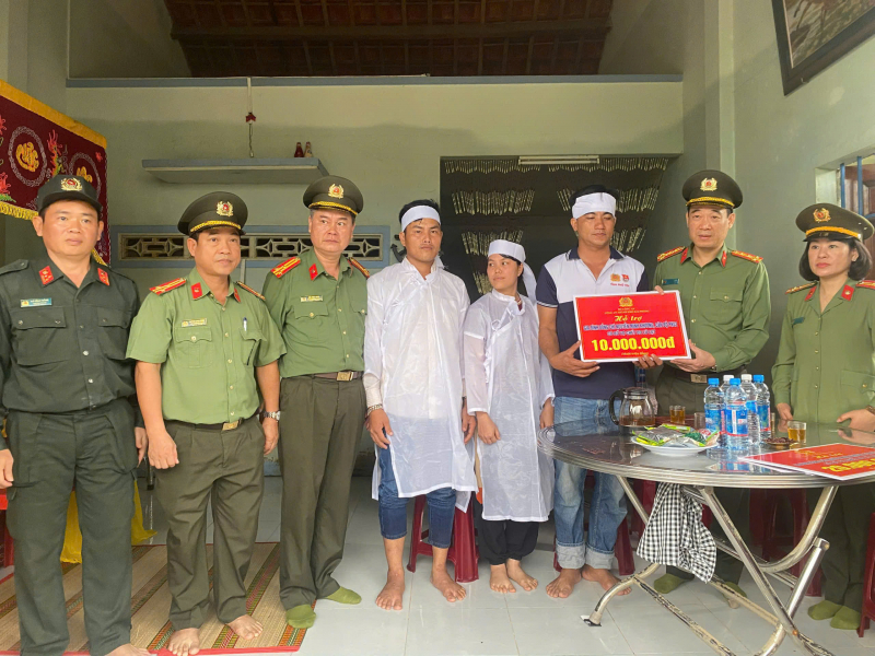 Thăm hỏi động viên gia đình cán bộ Công an tỉnh Đắk Lắk có thân nhân chết trong đợt lũ lụt -0