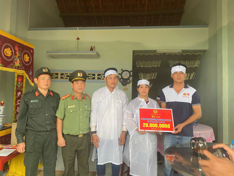 Thăm hỏi động viên gia đình cán bộ Công an tỉnh Đắk Lắk có thân nhân chết trong đợt lũ lụt -0