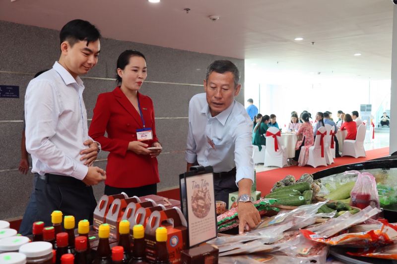 Vĩnh Long chuyển mình mạnh mẽ  từ “quản lý hành chính” sang “chính quyền số, kinh tế số” -0