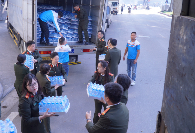 Bộ Công an vận chuyển hàng chục tấn hàng hóa, nhu yếu phẩm hỗ trợ bà con vùng lũ -0