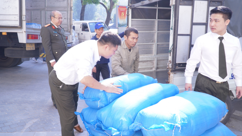 Bộ Công an vận chuyển hàng chục tấn hàng hóa, nhu yếu phẩm hỗ trợ bà con vùng lũ -1