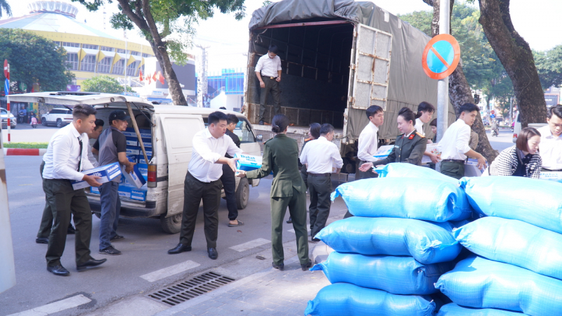 Bộ Công an vận chuyển hàng chục tấn hàng hóa, nhu yếu phẩm hỗ trợ bà con vùng lũ -2