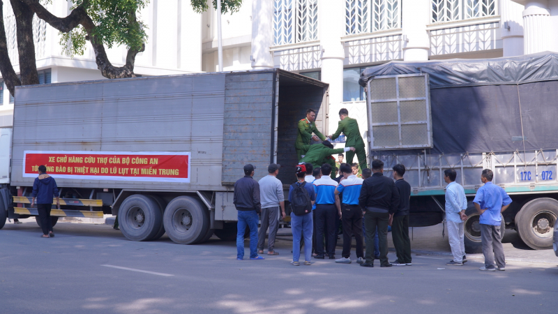 Bộ Công an vận chuyển hàng chục tấn hàng hóa, nhu yếu phẩm hỗ trợ bà con vùng lũ -3