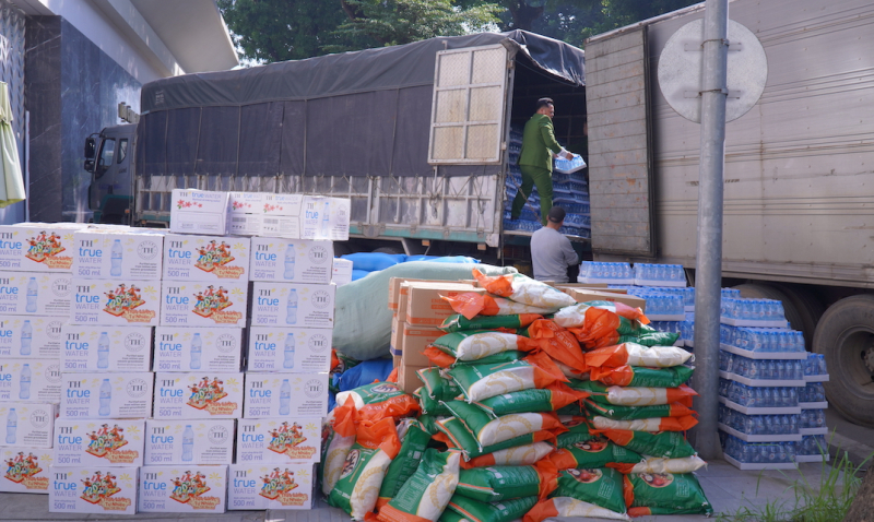 Bộ Công an vận chuyển hàng chục tấn hàng hóa, nhu yếu phẩm hỗ trợ bà con vùng lũ -4