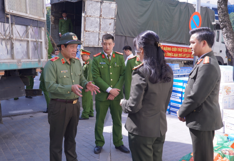 Bộ Công an vận chuyển hàng chục tấn hàng hóa, nhu yếu phẩm hỗ trợ bà con vùng lũ -5