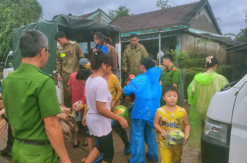 Lũ lụt đi qua, tình quân dân ở lại -0