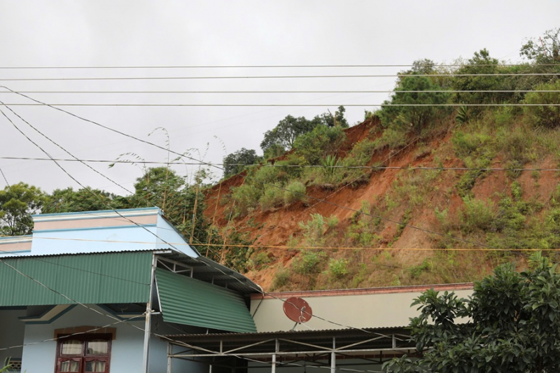 Incidentul alunecărilor de teren din Lam Dong se agravează, oamenii sunt evacuați de urgență -0