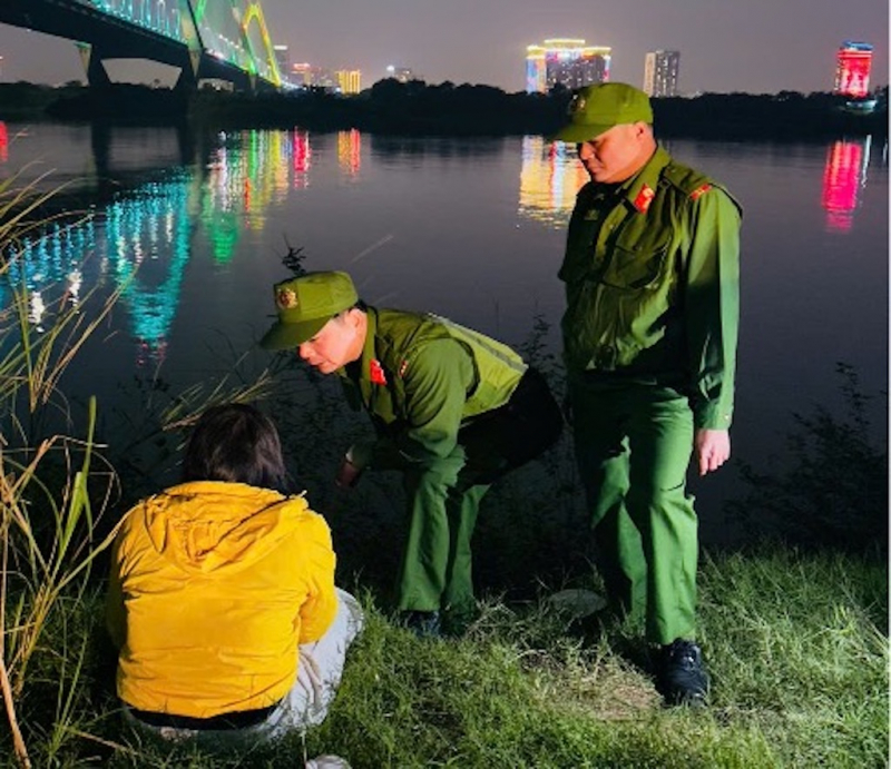 CS 113 Công an TP Hà Nội kịp thời ngăn chặn một phụ nữ có ý định tự tử tại cầu Nhật Tân -0
