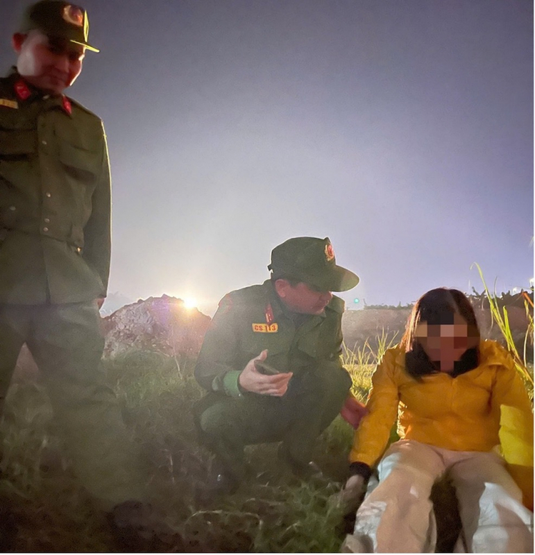 CS 113 Công an TP Hà Nội kịp thời ngăn chặn một phụ nữ có ý định tự tử tại cầu Nhật Tân -0