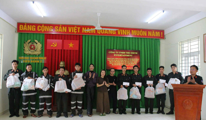 Cảnh sát cơ động Nam Trung Bộ phối hợp tặng quà trị giá hơn 1 tỷ đồng cho bà con vùng lũ -0