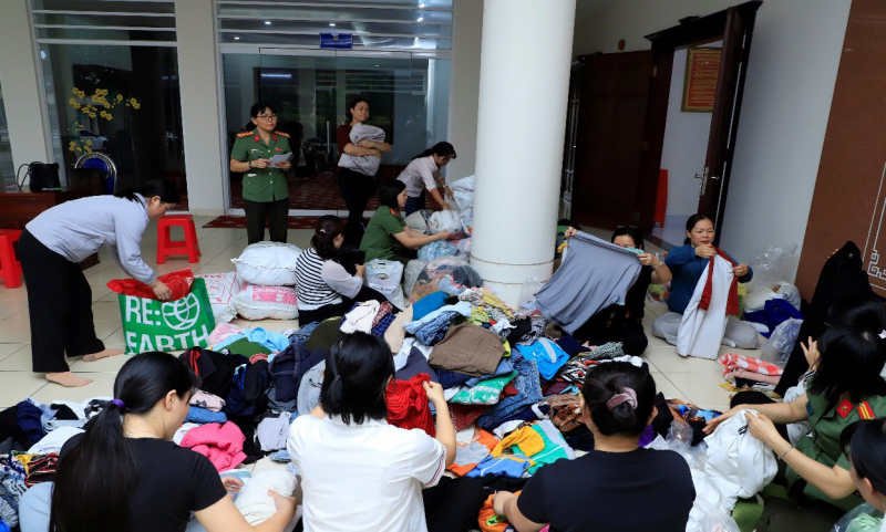 Công an Đồng Nai tích cực dọn dẹp vệ sinh môi trường vũng lũ ở Đắk Lắk -0