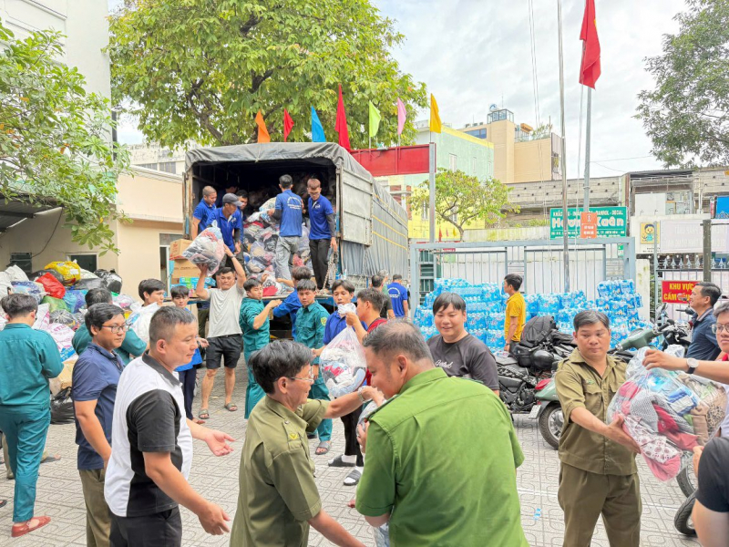 Công an Đồng Nai tích cực dọn dẹp vệ sinh môi trường vũng lũ ở Đắk Lắk -1