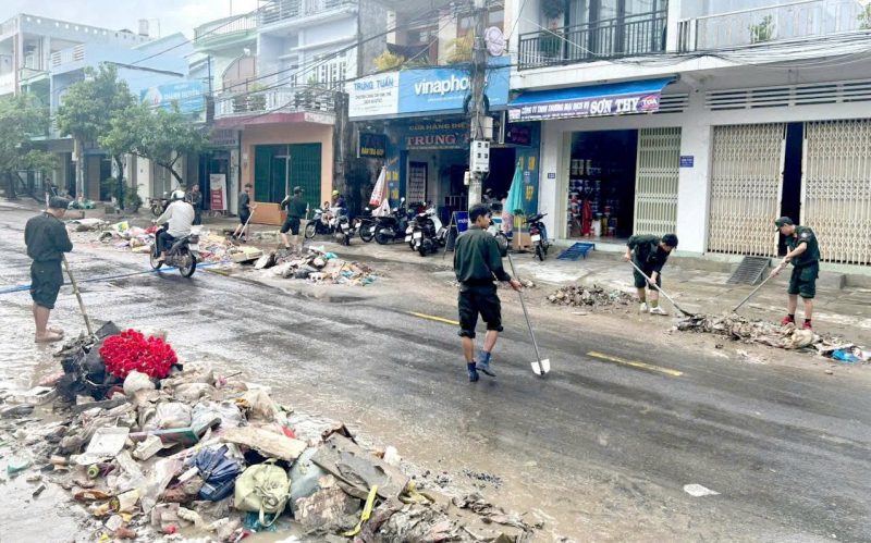 Công an Đồng Nai tích cực dọn dẹp vệ sinh môi trường vũng lũ ở Đắk Lắk -1