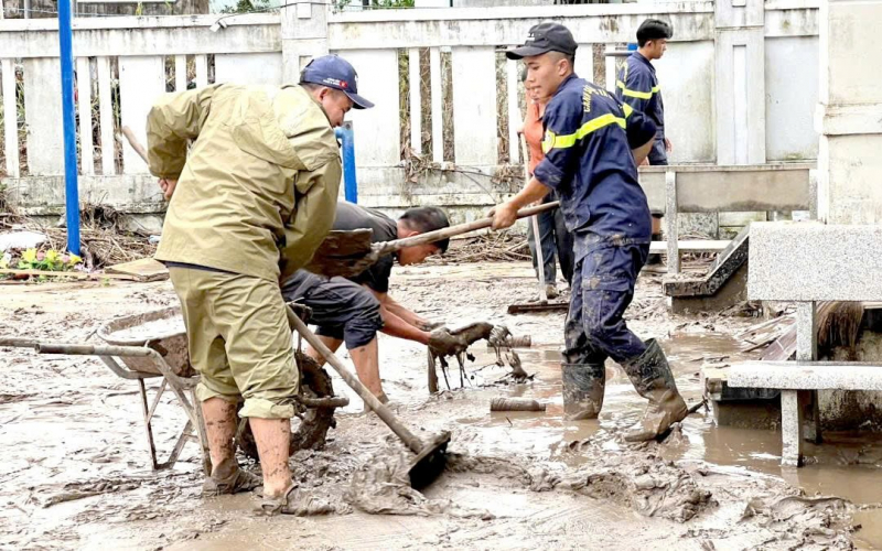 Công an Đồng Nai tích cực dọn dẹp vệ sinh môi trường vũng lũ ở Đắk Lắk -0