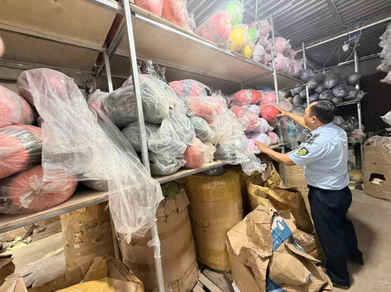 Phát hiện hàng tấn hàng hoá không rõ nguồn gốc, xuất xứ -0