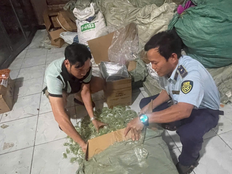 Phát hiện hàng tấn hàng hoá không rõ nguồn gốc, xuất xứ -0