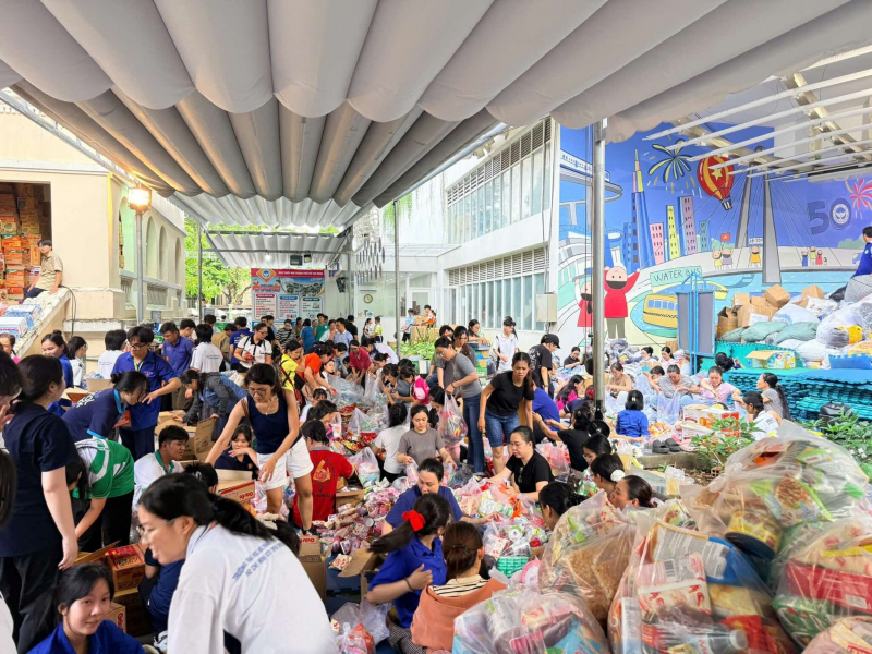 TP Hồ Chí Minh chuyển 538 tấn hàng hóa hỗ trợ người dân bị thiệt hại do mưa lũ -0