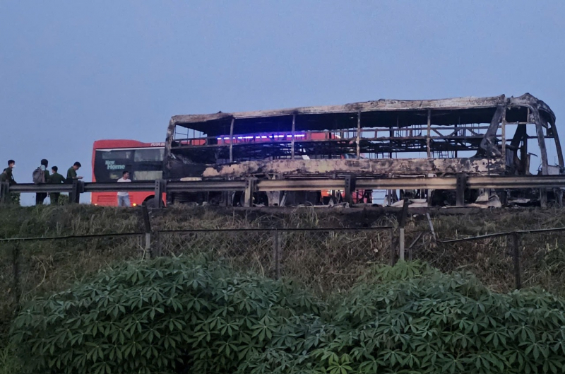 Bas penumpang terbakar di lebuh raya Ho Chi Minh City-Trung Luong, lebih 10 penumpang melarikan diri -0
