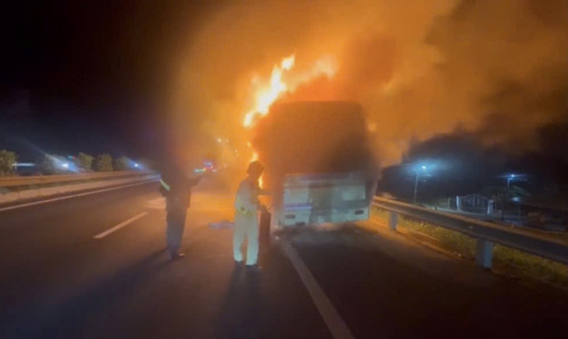Bas penumpang terbakar di lebuh raya Ho Chi Minh City-Trung Luong, lebih 10 penumpang melarikan diri -0