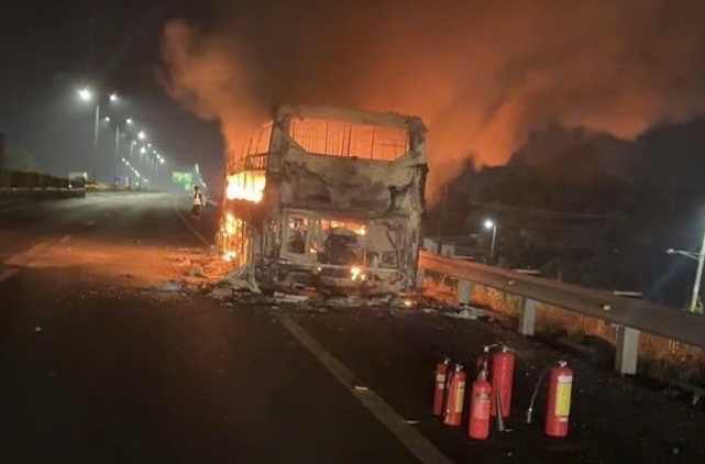 Bas penumpang terbakar di lebuh raya Ho Chi Minh City-Trung Luong, lebih 10 penumpang melarikan diri -0