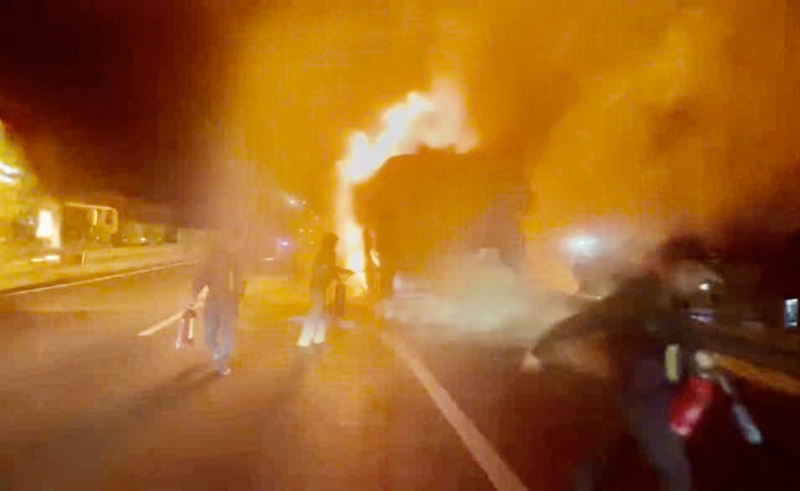 Bas penumpang terbakar di lebuh raya Ho Chi Minh City-Trung Luong, lebih 10 penumpang melarikan diri -1