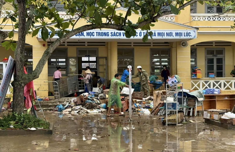 Vừa dọn dẹp vừa vận chuyển 55 tấn hàng giúp người dân vùng lũ -0