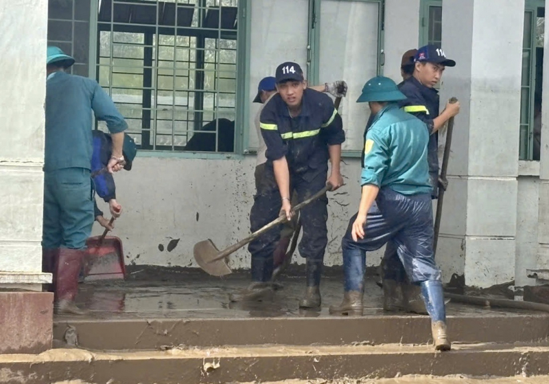 Vừa dọn dẹp vừa vận chuyển 55 tấn hàng giúp người dân vùng lũ -1