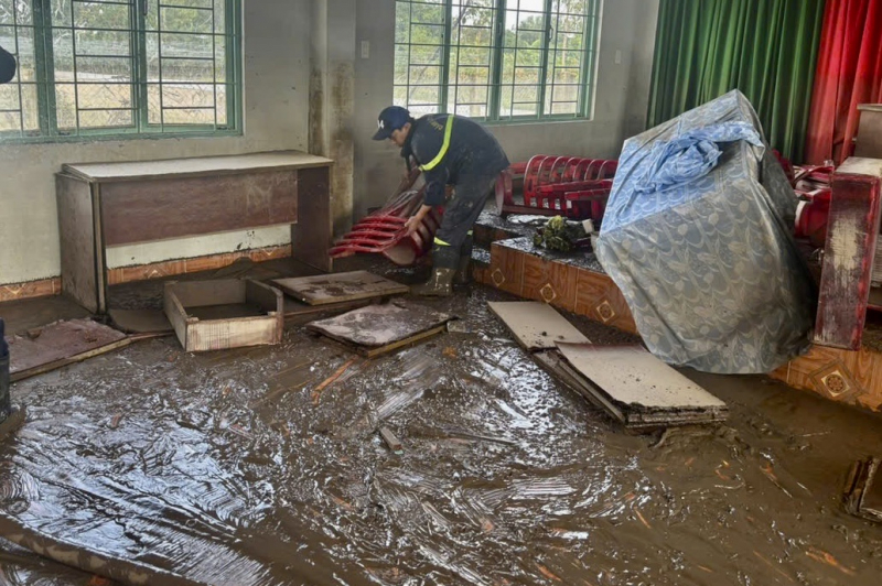 Vừa dọn dẹp vừa vận chuyển 55 tấn hàng giúp người dân vùng lũ -2