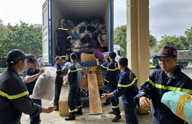 Vừa dọn dẹp vừa vận chuyển 55 tấn hàng giúp người dân vùng lũ -1
