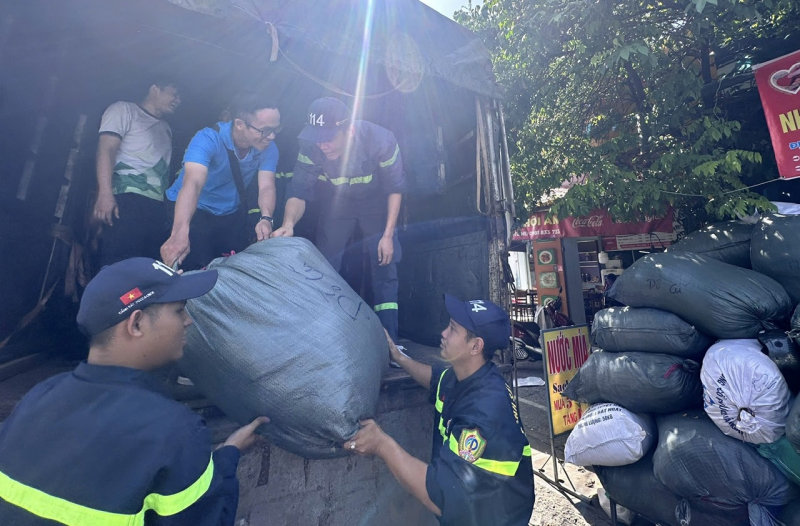 Vừa dọn dẹp vừa vận chuyển 55 tấn hàng giúp người dân vùng lũ -0