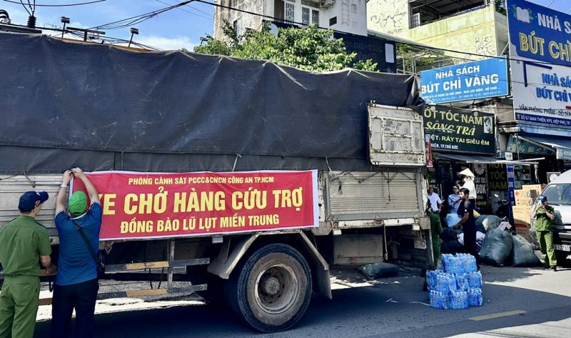 Vừa dọn dẹp vừa vận chuyển 55 tấn hàng giúp người dân vùng lũ -1