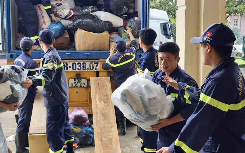 Vừa dọn dẹp vừa vận chuyển 55 tấn hàng giúp người dân vùng lũ -2