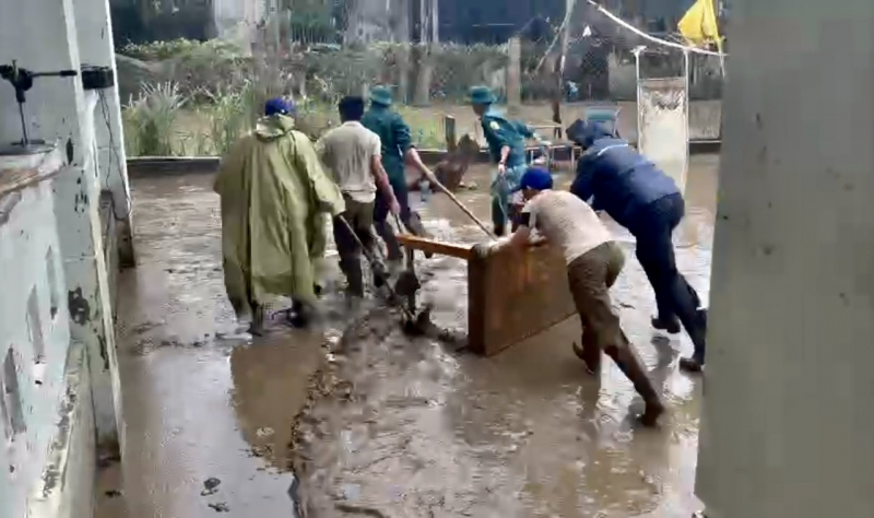 Vừa dọn dẹp vừa vận chuyển 55 tấn hàng giúp người dân vùng lũ -3