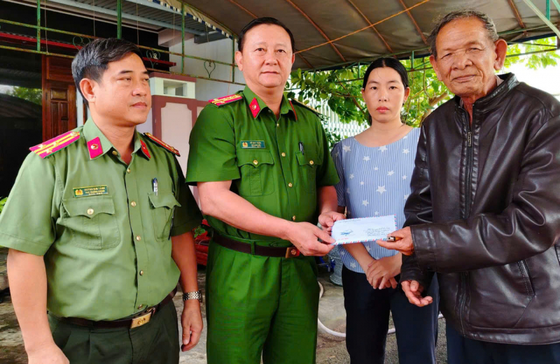 Thăm hỏi động viên gia đình cán bộ Công an tỉnh Đắk Lắk có thân nhân chết trong đợt lũ lụt -0